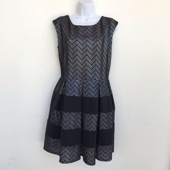 Tiana B. Scoop neck pleated dress black size 8 - Picture 4 of 10